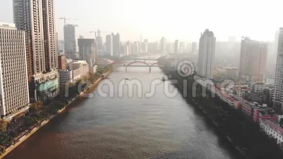 空中射击江上浮舟背景是城市和桥梁视频的预览图