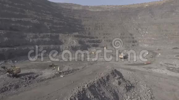 无人机在职业生涯中的跨度在底部铁矿开采挖掘机和BelAZ工作视频的预览图