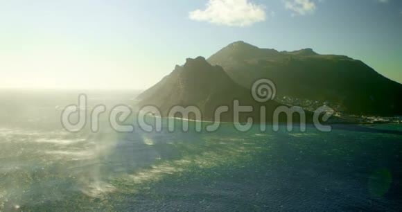 阳光明媚的4k山海视频的预览图