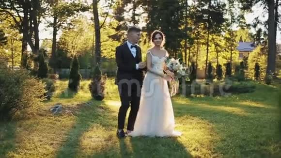 幸福的新婚夫妇在美丽的金秋公园闲逛视频的预览图