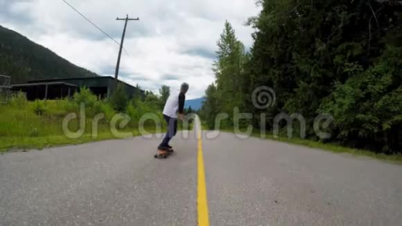 男子滑板在乡村道路4k视频的预览图
