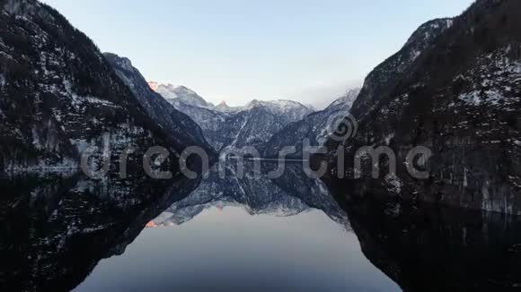 德国Konigssee湖的反射水山脉和月亮4k视频的预览图