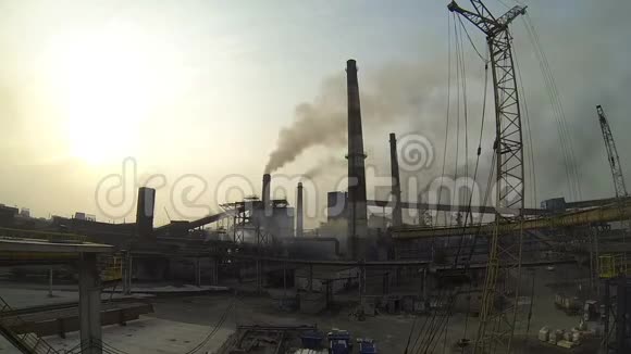 冶金工厂领土的时间推移在所有的管道中都是巨大的脏烟云在底部视频的预览图