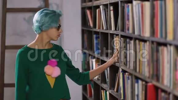一个女孩在书店里找书视频的预览图