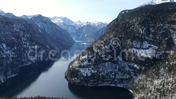 4k的Konigssee湖山脉的空中镜头视频的预览图