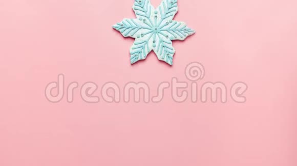 圣诞节和新年粉红色背景的边沿姜饼视频的预览图