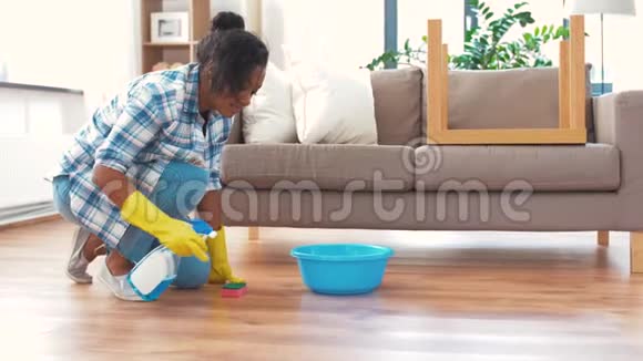 非洲妇女家里有海绵清洁地板视频的预览图