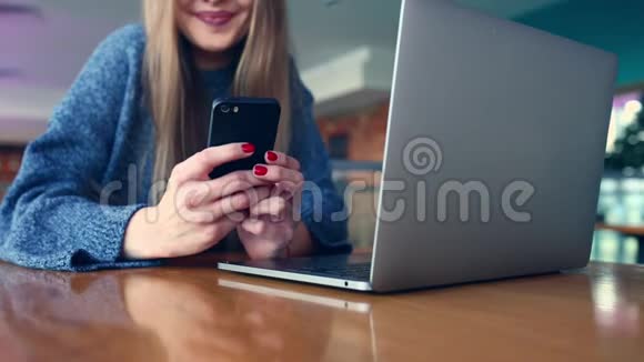 关闭女性手拿手机空白复制空间为您的广告短信或视频的预览图