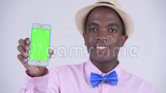 年轻快乐的非洲游客展示电话的脸视频的预览图