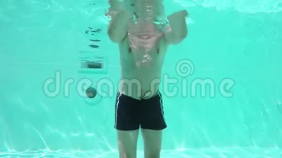 人类在泳池中创造水的位移视频的预览图