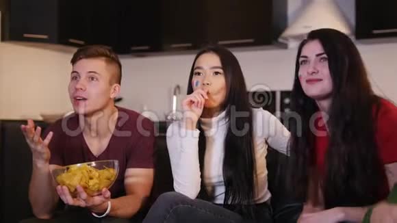 四个年轻人看足球比赛吃垃圾食品视频的预览图