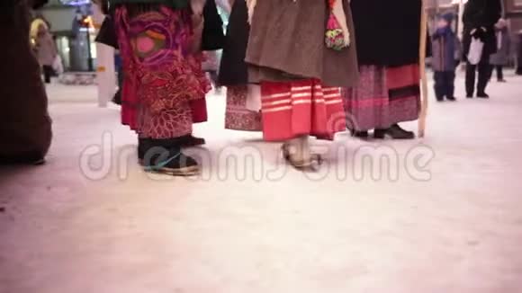 俄罗斯民族传统Kolyadki人们穿着民俗服装走在街上唱着传统的颂歌视频的预览图