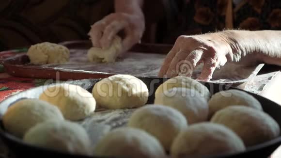 祖母手做蛋糕皱巴巴的雌手擀面团把面团揉在厨房里视频的预览图