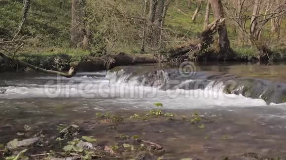 山河流过门槛视频的预览图