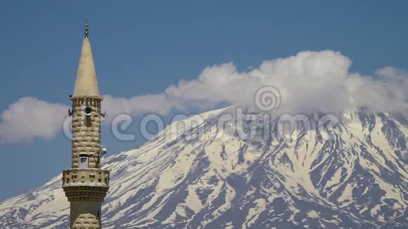 在阿拉拉特山和尖塔周围仍有云视频的预览图