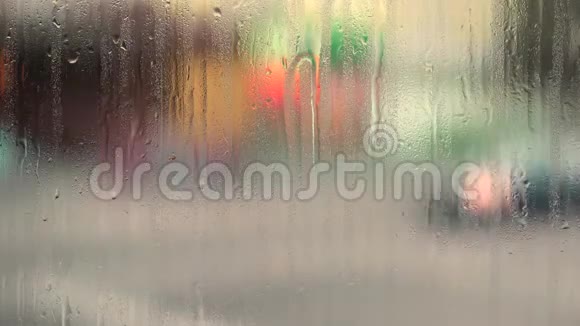 城市街道窗玻璃上有模糊的物体和雨滴视频的预览图