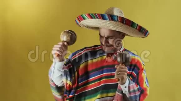 一个留着黄胡子的墨西哥年轻人视频的预览图