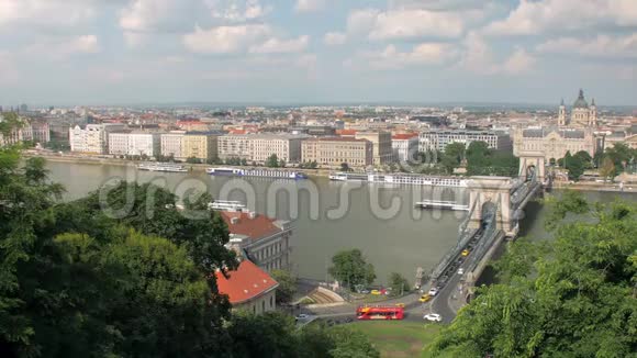 布达佩斯城市景观桥梁和道路上的汽车交通多瑙河旧建筑视频的预览图