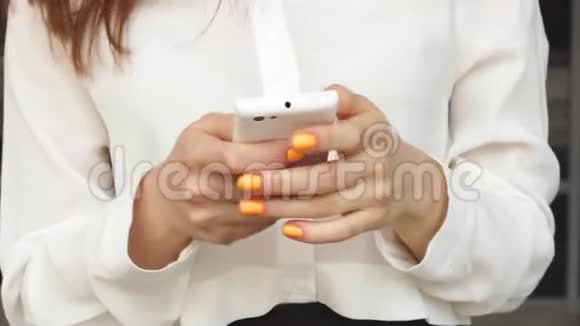 女性在智能手机上打字的特写视频的预览图