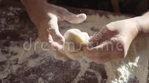 祖母手做蛋糕皱巴巴的雌手擀面团把面团揉在厨房里视频的预览图