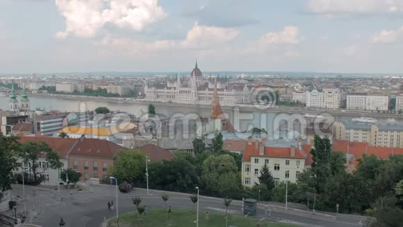 平静的城市景观和多瑙河岸边匈牙利议会大厦的顶视图视频的预览图