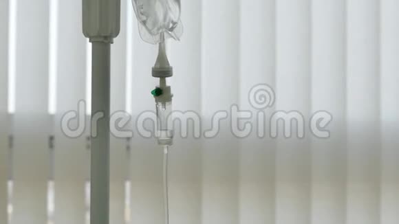 近射滴管患者背景盲窗在病房滴管运行概念医院滴管医学视频的预览图