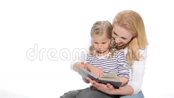 妈妈和孩子看书视频的预览图