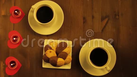 在咖啡馆的桌子上放两杯咖啡和蜡烛视频的预览图