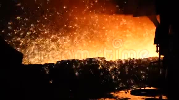 炽热的铸铁火喷雾器向不同的方向飞行金属生产视频的预览图