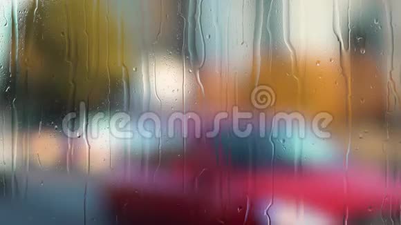 雨窗落在支柱上模糊的背景视频的预览图