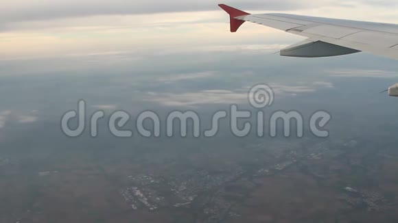 在平面机翼下地面和云层德国法兰克福视频的预览图