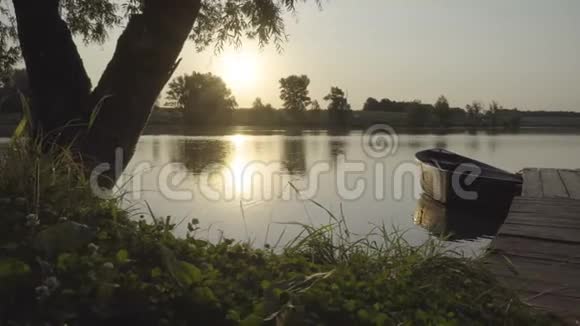 日落时分的木船视频的预览图
