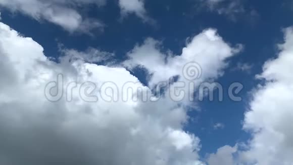 白云在蓝天上飞翔视频的预览图