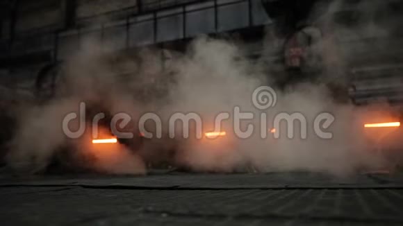 冶金生产商店烟和热钢周围视频的预览图