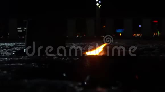 火在地上的一顶顶帽子旁边的一个碗里燃烧着慢慢地视频的预览图