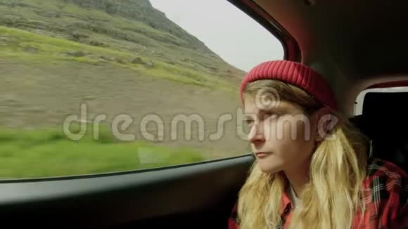 旅途中的年轻女子听音乐视频的预览图