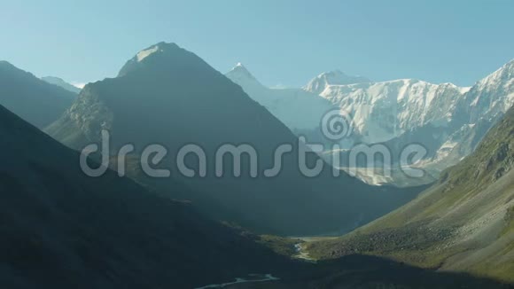 阿尔泰山在夏季早晨俄罗斯鸟瞰图视频的预览图