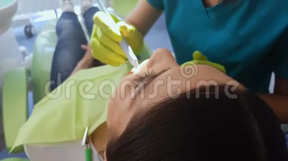 牙科治疗妇女牙齿龋齿清除牙科密封剂放置药物视频的预览图