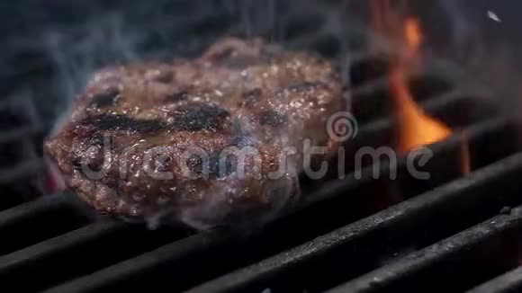 翻转汉堡肉慢动作视频的预览图
