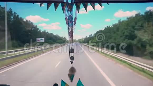 从路上公共汽车挡风玻璃看乌克兰视频的预览图