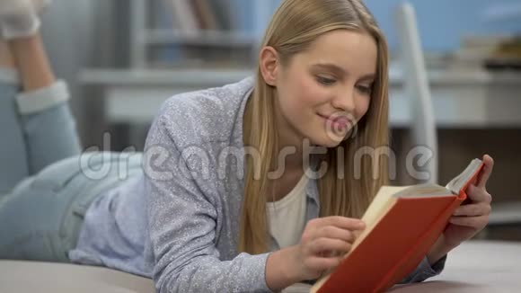 可爱的女孩享受浪漫的诗歌读书梦想完美的感情视频的预览图