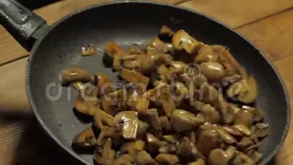 厨师把炒蘑菇放入锅中视频的预览图