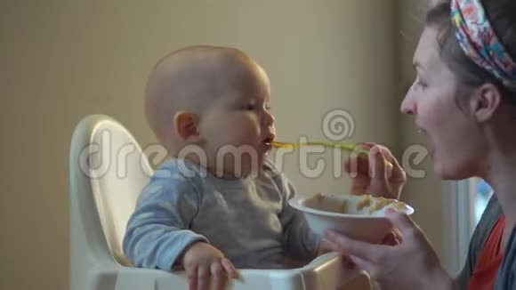 婴儿食品妈妈用一勺水果泥喂宝宝宝宝不吃不哭视频的预览图