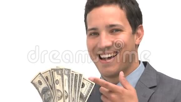 微笑的人指着美元视频的预览图