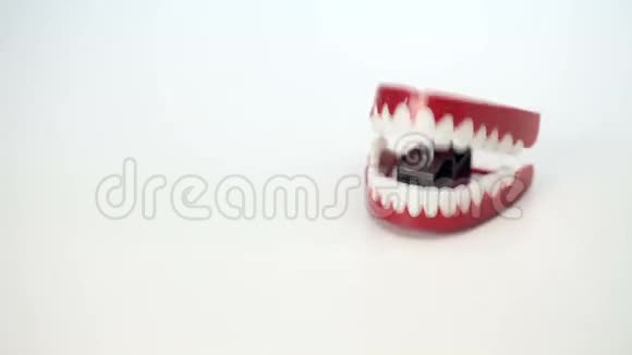 玩具牙齿被隔离在白色上视频的预览图