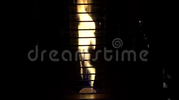 一个夏季晚上一家夜间餐厅内部的燃气燃烧器视频的预览图