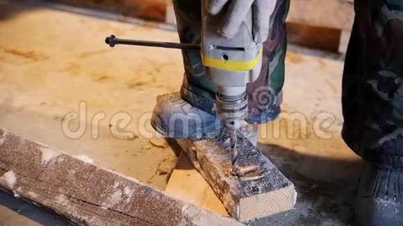 工业建筑工地工人钻木木板慢动作视频的预览图