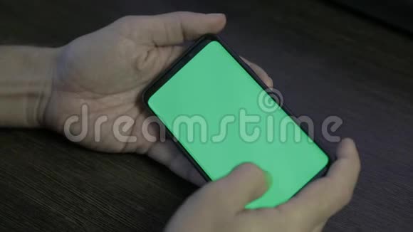 使用绿色屏幕的智能手机手滚动页面点击触摸屏上面的风景铬钥匙视频的预览图