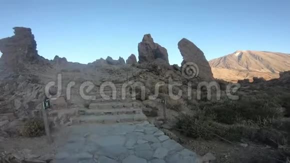 徒步旅行壮观的火山景观周围的罗克斯德加西亚在Teide视频的预览图