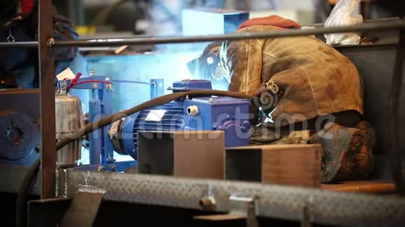 工业概念一个穿脏工作服在工厂工作的焊工视频的预览图